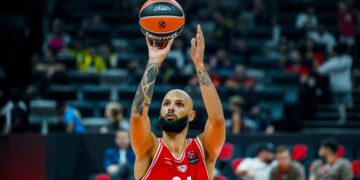 Ολυμπιακός και Ρεάλ με φόντο το τρόπαιο του Super Cup - www.ertsports.gr