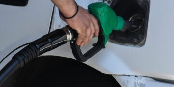 «Καλπάζουν» φυσικό αέριο και πετρέλαιο - Τα σενάρια που εξετάζει η κυβέρνηση για τη συγκράτηση των τιμών