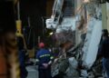 Έκρηξη στην Πλάκα: Ολονύχτια επιχείρηση για τους έξι αγνοούμενους - Βομβαρδισμένο τοπίο η Λυσικράτους - ertnews.gr