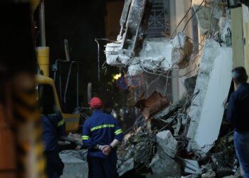 Έκρηξη στην Πλάκα: Ολονύχτια επιχείρηση για τους έξι αγνοούμενους - Βομβαρδισμένο τοπίο η Λυσικράτους - ertnews.gr