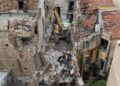Πλάκα: Έλεγχοι στατικότητας στα κτήρια που υπέστησαν ζημιές από την έκρηξη – Πού επικεντρώνεται οι έρευνες για τα αίτια της τραγωδίας