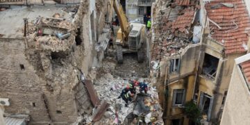Πλάκα: Έλεγχοι στατικότητας στα κτήρια που υπέστησαν ζημιές από την έκρηξη – Πού επικεντρώνεται οι έρευνες για τα αίτια της τραγωδίας