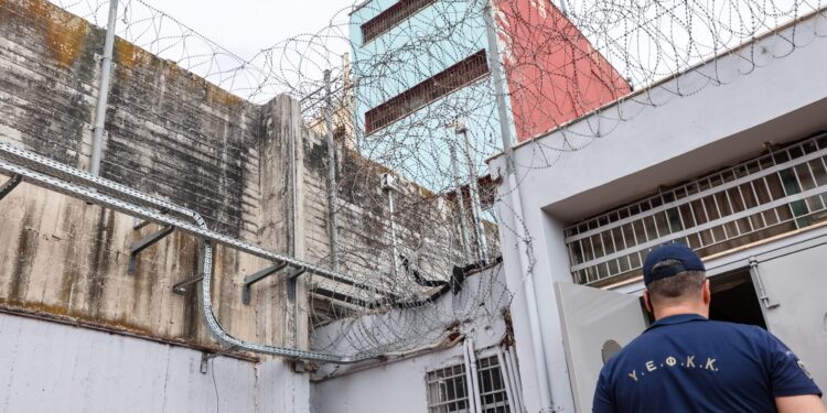 Φυλακές Αυλώνα: Έξι συλλήψεις για διακίνηση ναρκωτικών - Ανάμεσά τους και σωφρονιστικός υπάλληλος - ertnews.gr