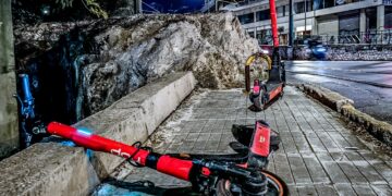 Σοβαρό τροχαίο στα Γλυκά Νερά: 16χρονος παρασύρθηκε από Ι.Χ. και νοσηλεύεται στο ΚΑΤ - ertnews.gr