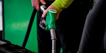 Καύσιμα: Πάνω από 2,16 ευρώ/λίτρο η μέση πανελλαδική τιμή της αμόλυβδης - Νέες αυξήσεις προαναγγέλλουν τα διυλιστήρια