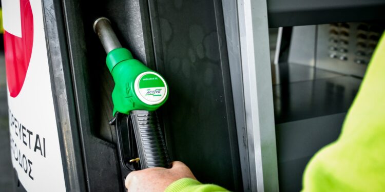 Σε ανοδική τροχιά οι τιμές καυσίμων: Στα 2,12 ευρώ η αμόλυβδη - Πότε έρχονται νέες αυξήσεις