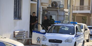 Επίθεση στο ΑΤ Μάνδρας: Δικογραφία για απόπειρα ανθρωποκτονίας σε βάρος του 31χρονου που εισέβαλε με μαχαίρι - Ελεύθερος ο αστυνομικός που τον πυροβόλησε - ertnews.gr