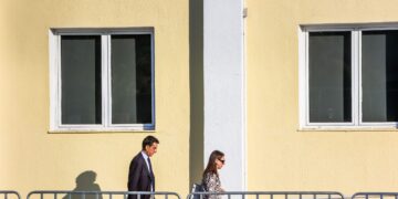Δίκη Τεμπών: Συνεχίζεται η κατάθεση της κόρης του μηχανοδηγού, ακολουθεί ο πατέρας της Μάρθης - Τρεις από τους κατηγορούμενους σήμερα στην αίθουσα - ertnews.gr