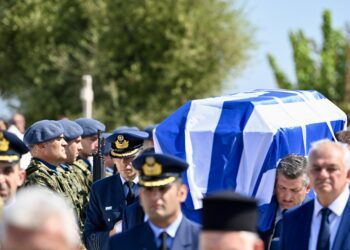 Κηδείες πιλότων του Phantom: Με τιμές ηρώων το ύστατο χαίρε σε Πύργο και Ιωάννινα - ertnews.gr