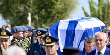Κηδείες πιλότων του Phantom: Με τιμές ηρώων το ύστατο χαίρε σε Πύργο και Ιωάννινα - ertnews.gr
