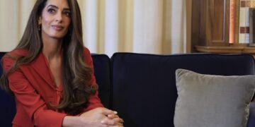 Στην Αθήνα η Αμάλ Κλούνεϊ: Συναντήθηκε με Τασούλα και Μητσοτάκη