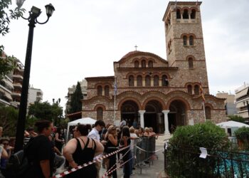 Μαζωνάκης: Kόσμος καταφθάνει στην Αγία Τριάδα Νίκαιας για τη λαϊκή αγρυπνία - Σε στενό κύκλο τη Δευτέρα η ταφή - ertnews.gr
