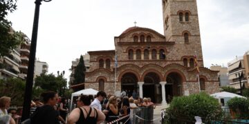 Μαζωνάκης: Kόσμος καταφθάνει στην Αγία Τριάδα Νίκαιας για τη λαϊκή αγρυπνία - Σε στενό κύκλο τη Δευτέρα η ταφή - ertnews.gr