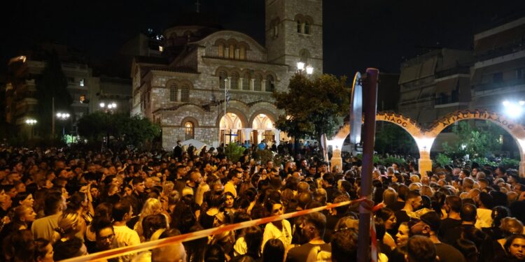 Νίκαια: Πλήθος κόσμου στην λαϊκή αγρυπνία για τον Γιώργο Μαζωνάκη - ertnews.gr