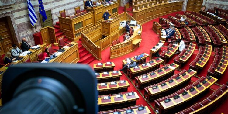 Αντιπαράθεση για την ενεργειακή κρίση: Την ανάγκη ευρωπαϊκής εξαίρεσης για μείωση του ΕΦΚ σημειώνει η κυβέρνηση – Σφοδρή κριτική της αντιπολίτευσης