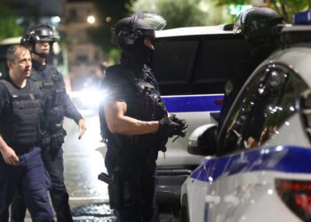Ζεφύρι: Η στιγμή που η ΕΛ.ΑΣ. κάνει έφοδο σε κρησφύγετο κυκλώματος με τηλεφωνικές απάτες - 700.000 ευρώ η λεία - ertnews.gr