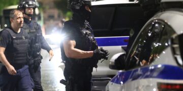 Ζεφύρι: Η στιγμή που η ΕΛ.ΑΣ. κάνει έφοδο σε κρησφύγετο κυκλώματος με τηλεφωνικές απάτες - 700.000 ευρώ η λεία - ertnews.gr