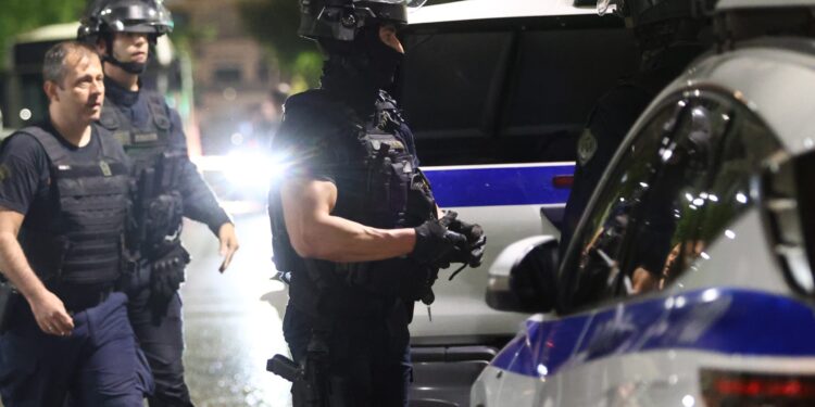Ζεφύρι: Η στιγμή που η ΕΛ.ΑΣ. κάνει έφοδο σε κρησφύγετο κυκλώματος με τηλεφωνικές απάτες - 700.000 ευρώ η λεία - ertnews.gr