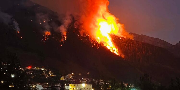 Κόνιτσα: Μαίνεται ανεξέλεγκτη η πυρκαγιά στο πυκνό δάσος – «112» για ετοιμότητα