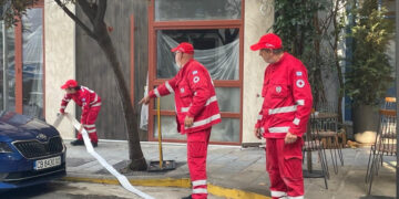 Θεσσαλονίκη στη δίνη της κακοκαιρίας: Οι εθελοντές του Ερυθρού Σταυρού στη μάχη με τα νερά