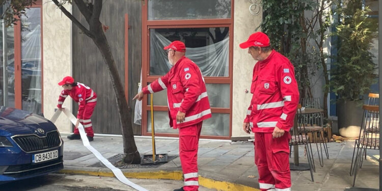 Θεσσαλονίκη στη δίνη της κακοκαιρίας: Οι εθελοντές του Ερυθρού Σταυρού στη μάχη με τα νερά