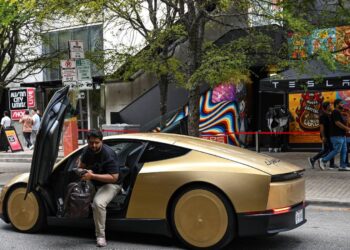 Η Tesla ξεκίνησε το Cybercab χωρίς τιμόνι στους δρόμους — τι δείχνει το πρώτο ταξίδι