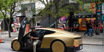 Η Tesla ξεκίνησε το Cybercab χωρίς τιμόνι στους δρόμους — τι δείχνει το πρώτο ταξίδι
