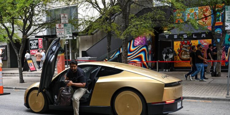Η Tesla ξεκίνησε το Cybercab χωρίς τιμόνι στους δρόμους — τι δείχνει το πρώτο ταξίδι