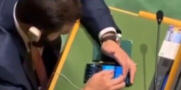 Ο Αχμέντ αλ-Σαράα χάζευε Reels την ώρα που μιλούσε ο Ρετζέπ Ταγίπ Ερντογάν στον ΟΗΕ
