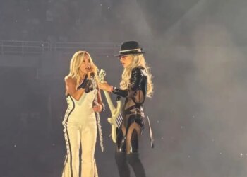 Η Άννα Βίσση και η Orianthi ξεσήκωσαν το ΟΑΚΑ: «Είμαι πολύ χαρούμενη που είναι μαζί μας γιατί είναι γυναίκα και ροκού»