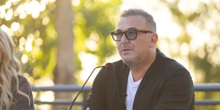 Ο Αντώνης Ρέμος έτοιμος για την φαντασμαγορική συναυλία στην Θεσσαλονίκη: Ο Μέγας Αλέξανδρος και ο Ροναλντίνιο που θα χορέψει «Ζορμπά»