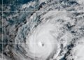 Ο κυκλώνας Lowell σαρώνει τα νησιά στο δυτικό τμήμα του αρχιπελάγους στη Χαβάη