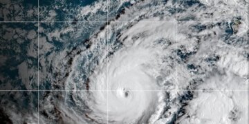 Ο κυκλώνας Lowell σαρώνει τα νησιά στο δυτικό τμήμα του αρχιπελάγους στη Χαβάη