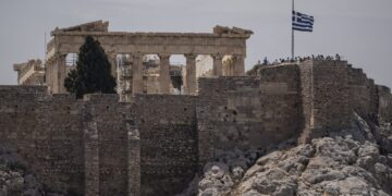 Τι σηματοδοτεί η διπλή αναβάθμιση από τους οίκους αξιολόγησης - Τα άμεσα οφέλη για την ελληνική οικονομία