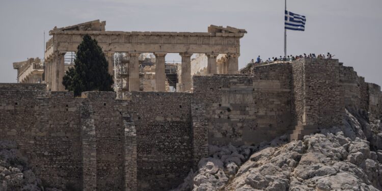 Τι σηματοδοτεί η διπλή αναβάθμιση από τους οίκους αξιολόγησης - Τα άμεσα οφέλη για την ελληνική οικονομία