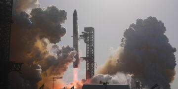 SpaceX Starship: Ετοιμάζεται για την πρώτη του τροχιακή πτήση – Οι κίνδυνοι και οι αλλαγές που μπορεί να φέρει