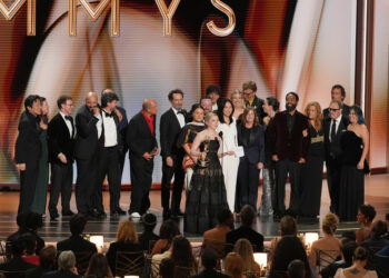 Emmy: Το «Widow’s Bay» έγραψε ιστορία με 14 βραβεία, καλύτερη δραματική σειρά το «The Pitt» – Ρεκόρ για τον Μάθιου Ρις, και 5η διάκριση για τη Ζαν Σμαρτ