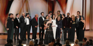 Emmy: Το «Widow’s Bay» έγραψε ιστορία με 14 βραβεία, καλύτερη δραματική σειρά το «The Pitt» – Ρεκόρ για τον Μάθιου Ρις, και 5η διάκριση για τη Ζαν Σμαρτ
