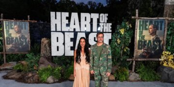 Ο Μπραντ Πιτ με κοστούμι παραλλαγής και η Ινές ντε Ραμόν με ρομαντικό φόρεμα σε πρεμιέρα νέας ταινίας του ηθοποιού