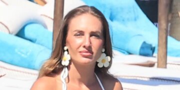 Κατερίνα Δαλάκα και Θέμης Αμβροσιάδης συνεχίζουν τις βουτιές και τις διακοπές τους στη Μύκονο