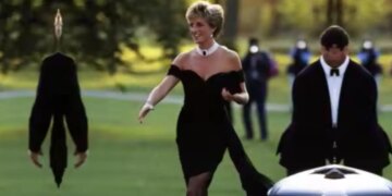 Σε δημοπρασία το «revenge dress» που φόρεσε η πριγκίπισσα Νταϊάνα