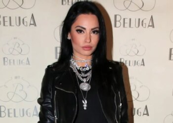 Η Δήμητρα Αλεξανδράκη δέχτηκε επίθεση με μπουκάλια έξω από το μαγαζί της: «Δεν έχουν λόγο ύπαρξης αυτά τα ξεφτιλισμένα κ@λ@π@ιδ@»