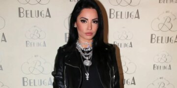 Η Δήμητρα Αλεξανδράκη δέχτηκε επίθεση με μπουκάλια έξω από το μαγαζί της: «Δεν έχουν λόγο ύπαρξης αυτά τα ξεφτιλισμένα κ@λ@π@ιδ@»