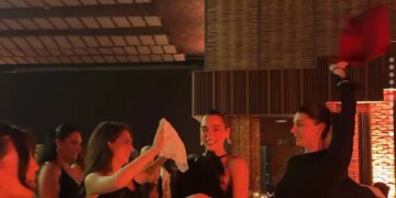 Η Dua Lipa «τα έσπασε» σε οικογενειακό γλέντι στο Κόσοβο