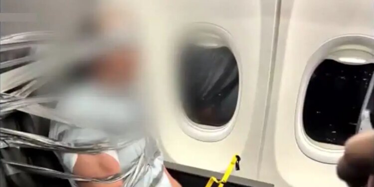 Χάος σε πτήση της American Airlines: Έδεσαν με ταινία άνδρα που επιτέθηκε ρατσιστικά σε συνεπιβάτες του