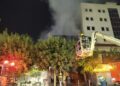 Μεγάλη φωτιά σε κατάστημα με υφάσματα στον Πειραιά – Πυκνοί καπνοί έχουν καλύψει την περιοχή