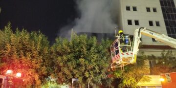 Μεγάλη φωτιά σε κατάστημα με υφάσματα στον Πειραιά – Πυκνοί καπνοί έχουν καλύψει την περιοχή