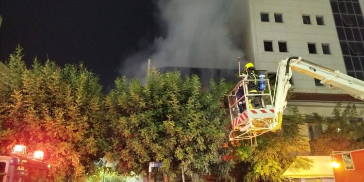 Μεγάλη φωτιά σε κατάστημα με υφάσματα στον Πειραιά – Πυκνοί καπνοί έχουν καλύψει την περιοχή