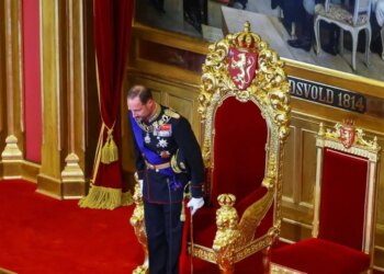 Νορβηγία: Η ορκωμοσία του βασιλιά Χάακον σε εικόνες - Χωρίς τη Μέτε-Μάριτ στο πλευρό του, παρόντα τα παιδιά του