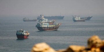 Μόλις 3 εμπορικά πλοία πέρασαν από τα Στενά του Ορμούζ την Τετάρτη